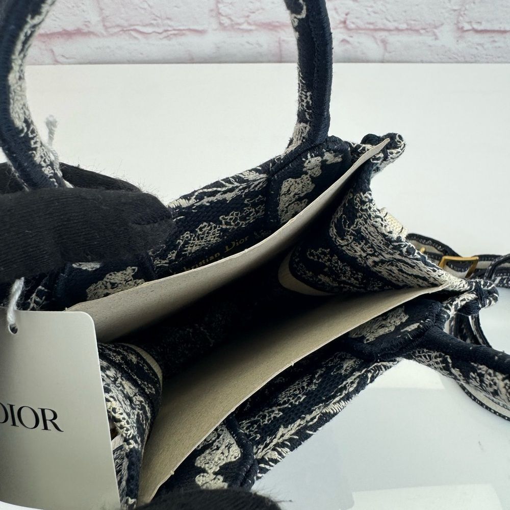 Christian Dior NWT Dior Reverse Toile de Jouy Embroidery Handbag White Navy blue - Picture 8 of 12